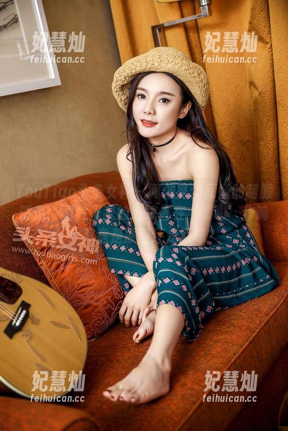 TouTiao头条女神-阿依努尔瓦娅 TouTiao头条女神 - 阿依努尔瓦娅的制服诱惑:图片里我的心跳都在‘嘭嘭’作响!究竟是原图还是原味?