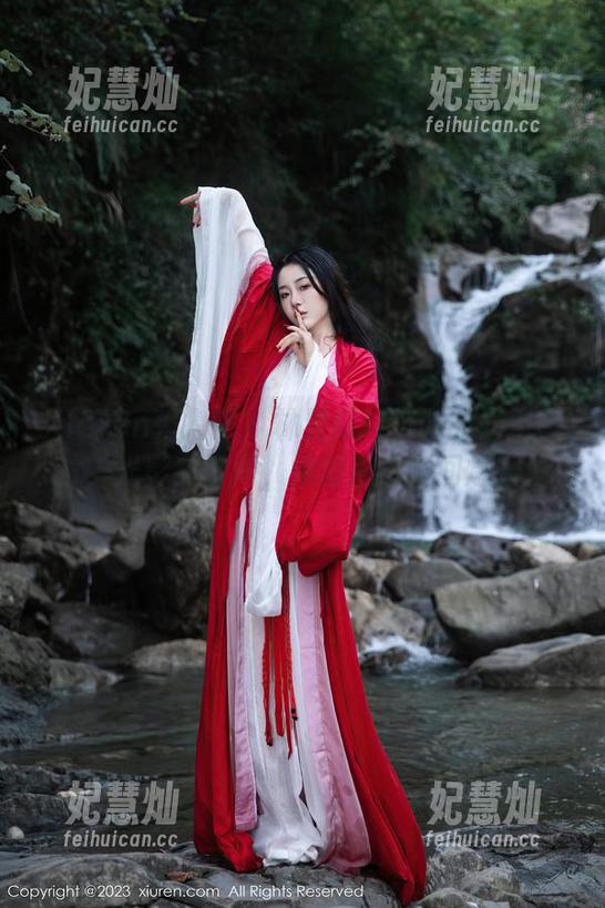 Xiuren秀人网-林星阑 Xiuren秀人网 - 林星阑给校服的最新图片,光影交错间,她的魅力瞬间爆表!
