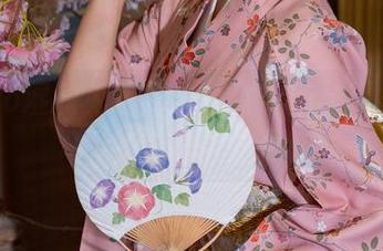 当Yiko湿润兔遇到白色：原图与图集交响曲的轻声细语