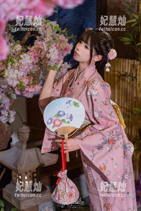 Yiko湿润兔 当Yiko湿润兔遇到白色:原图与图集交响曲的轻声细语