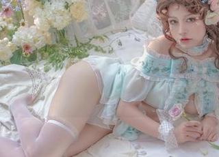 图包里“一笑芳香沁”的比基尼，像极了盛开的夏花，让人忍不住想要靠近！