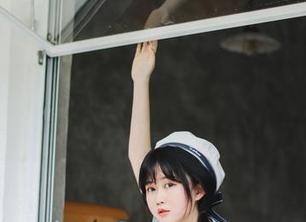 依依超级懒的毛衣写真，让无圣光的日子也变得生动可爱