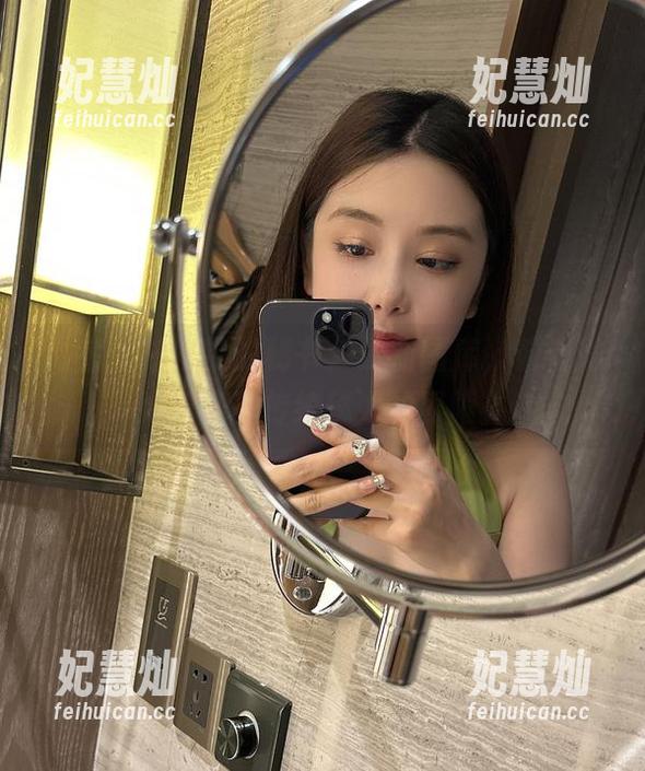 奶雯 微密圈 - 奶雯的秘书:最新图库,看看她如何打破传统秘人的界限!