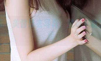尤果网 – 美替泳衣写真：壁纸中的迷人瞬间