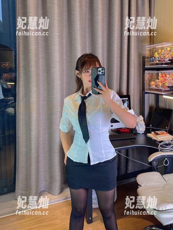 张思允nice 微密圈 - 光影交错:探索张思允nice的居家写真图册揭秘