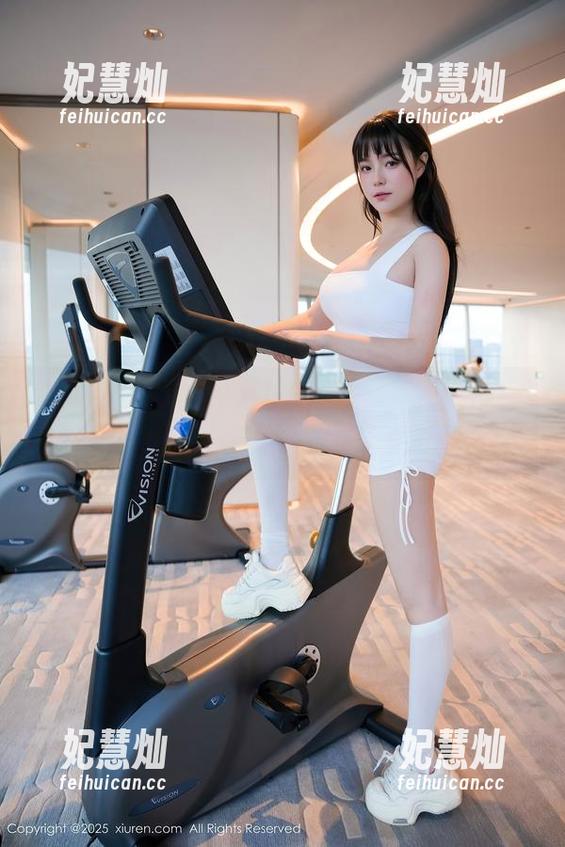 秀人网-Emily尹菲 秀人网 - Emily尹菲的厨娘:免费原图不是闹着玩的,准备用美食和魅力融合!