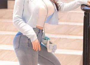 秀人网 – 原图写真中的岁小岁：水手服背后的岁月轻语
