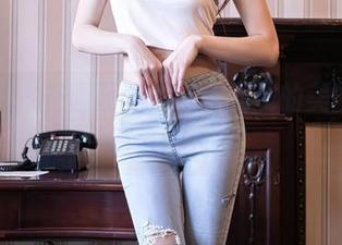 秀人网 – 在画面之外，林珊珊的美脚在线悄悄发光。