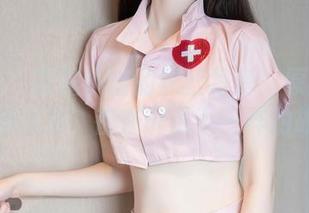 秀人网 – 露露小喵的黑丝写真：原图中的每一丝光泽，都在诉说不一样的故事！