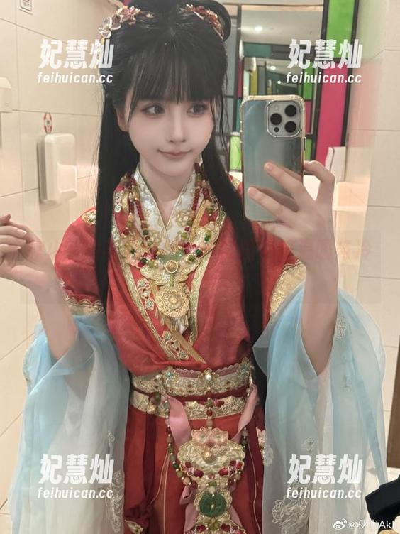 秋山AkI 秋山AkI与亚丝娜:一套图中的温暖与冷冽