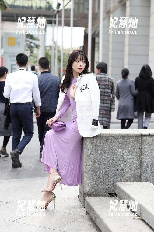 魔镜街拍-婷婷 魔镜街拍 - 销售主管婷婷:工作与粉裙的完美碰撞,无圣光,有点小心机