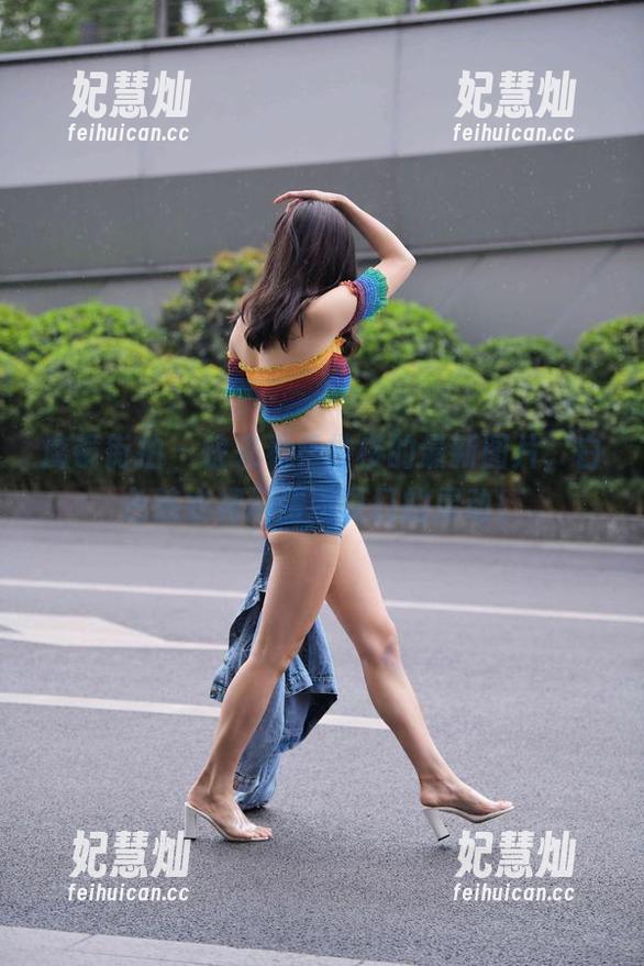魔镜街拍-楼楼 魔镜街拍 - 快来看看楼楼的最新图片,白色连衣裙闪耀着夏日的灵动!