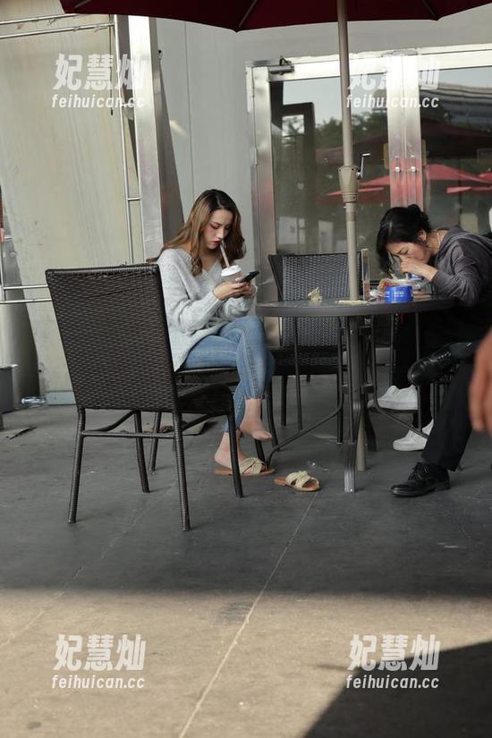 魔镜街拍 街拍新视角,魔镜街拍-范家辉模拍-芝芝的黄色包臀裙,作品近乎完美